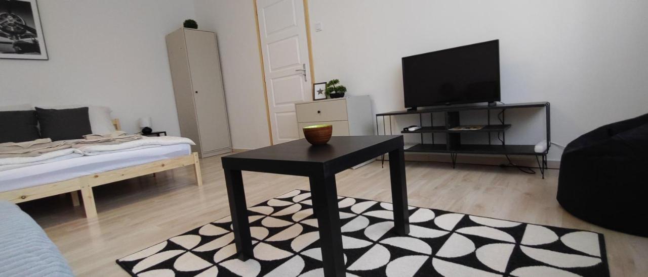 Blue Moon Apartman Eger Luaran gambar